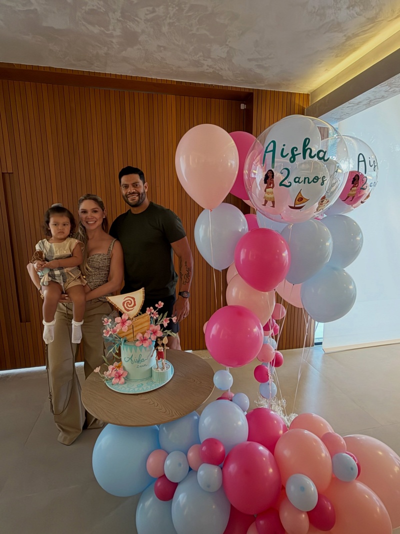Hulk Paraíba e Camila Ângelo comemoram o aniversário da filha