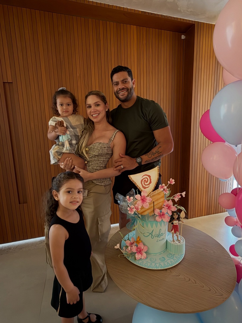 Hulk Paraíba e Camila Ângelo comemoram o aniversário da filha