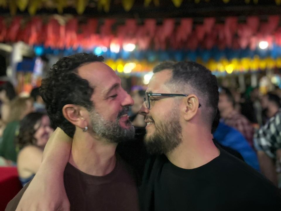 Irandhir Santos com o marido, Roberto Efrem - Foto: Reprodução / Instagram @robertoefremfilho