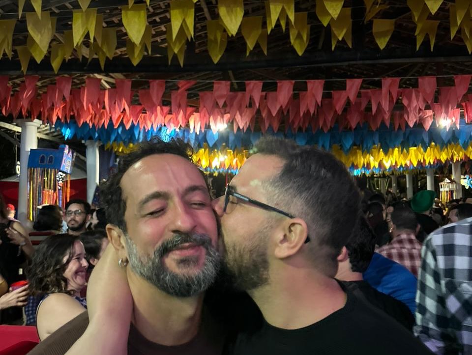 Irandhir Santos com o marido, Roberto Efrem - Foto: Reprodução / Instagram @robertoefremfilho