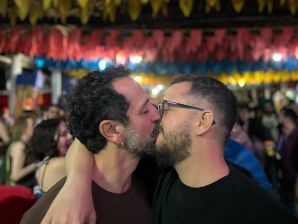 Irandhir Santos com o marido, Roberto Efrem - Foto: Reprodução / Instagram @robertoefremfilho