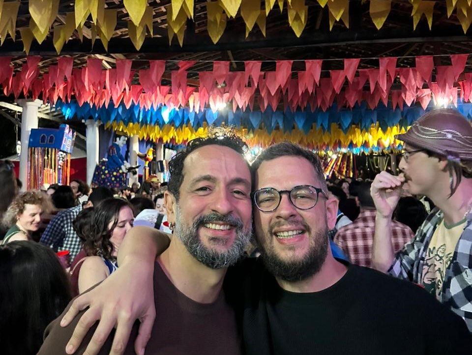 Irandhir Santos com o marido, Roberto Efrem - Foto: Reprodução / Instagram @robertoefremfilho