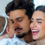 Jade Magalhães quase revela o rosto da filha durante passeio em loja