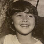 Quem é? Atriz de Três Graças resgata foto da infância ao completar 61 anos