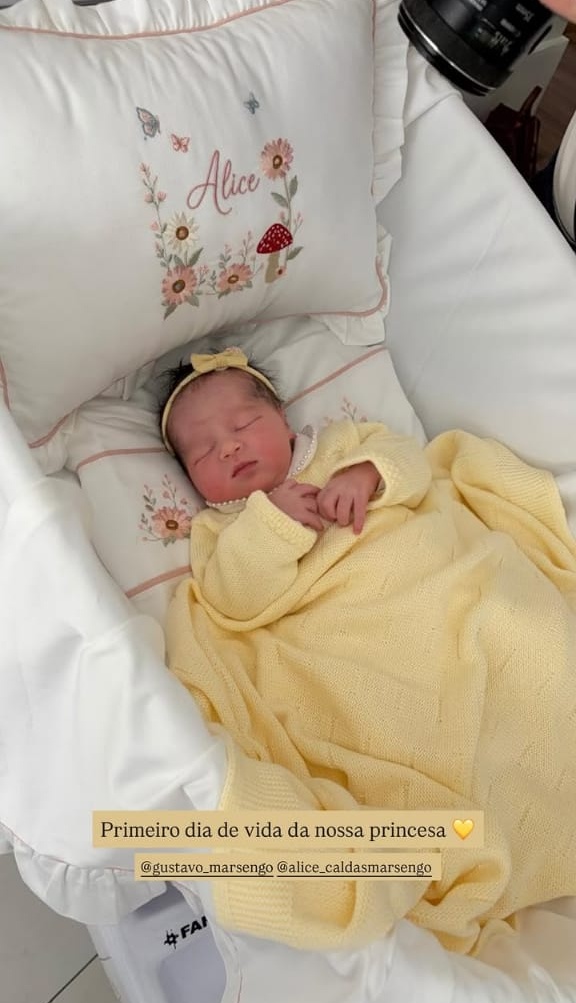 Laís Caldas apresenta sua filha com Gustavo Marsengo