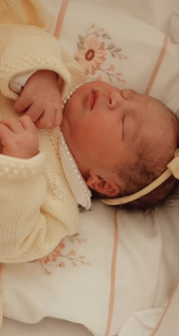 Laís Caldas apresenta sua filha com Gustavo Marsengo