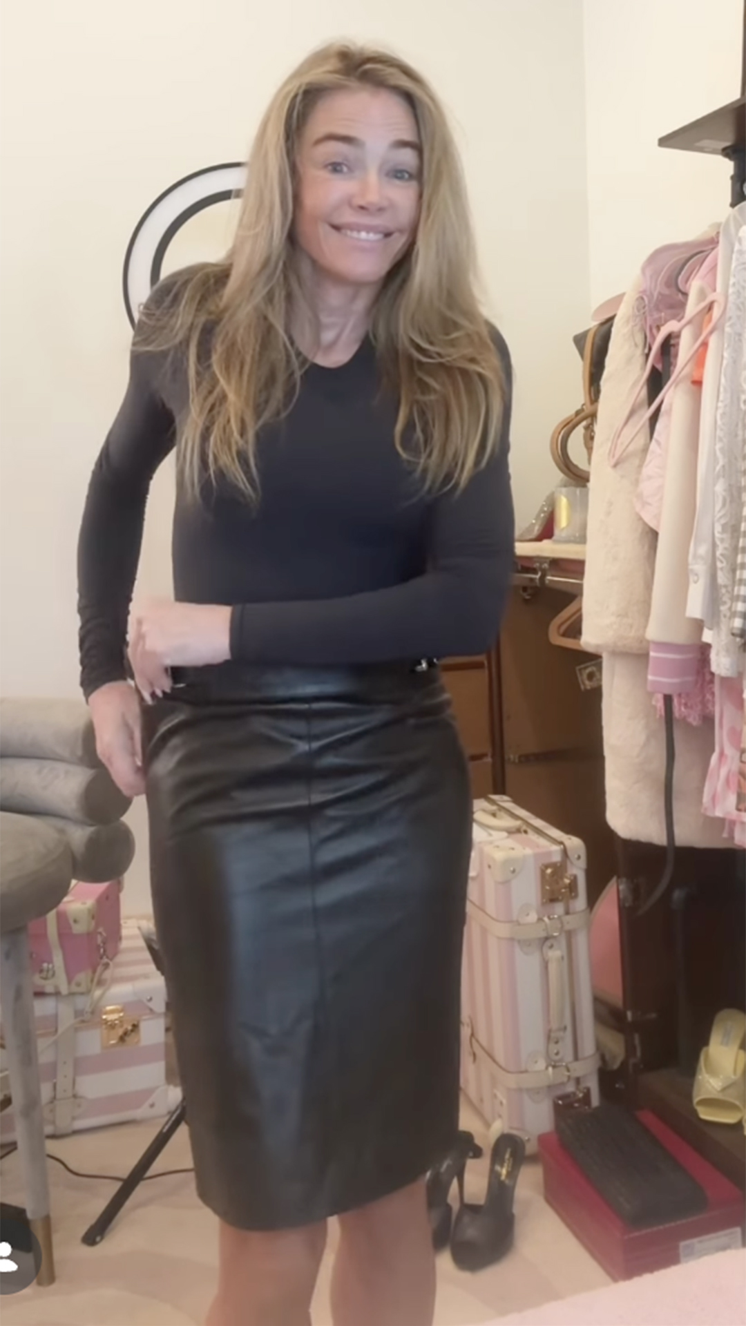 Denise Richards mostra o seu look para audiência de divórcio - Foto: Reprodução / Instagram