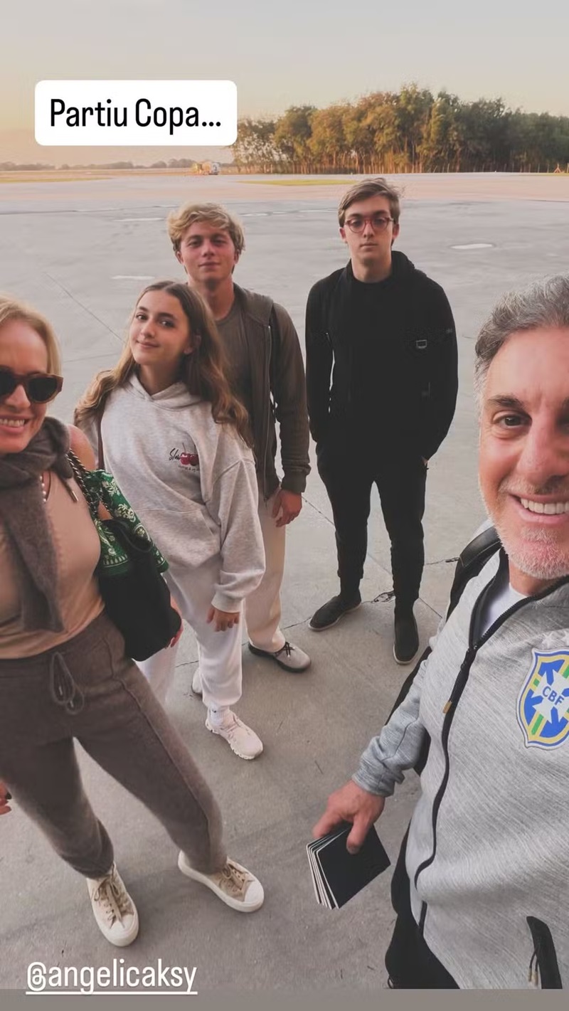 Luciano Huck e Angélica com os filhos — Foto: Reprodução Instagram