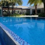 Piscina da mansão de mais de 2.000 m² em que cantor viveu tem visual de tirar o fôlego