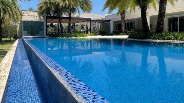 Piscina da mansão de mais de 2.000 m² em que cantor viveu tem visual de tirar o fôlego