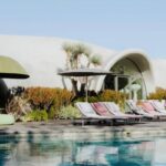 Aos 61 anos, astro do cinema é proprietário de refúgio sustentável com construção inflável e design futurista