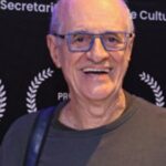 Aos 74 anos, Marcos Caruso faz raríssima aparição pública com o marido em evento no Rio