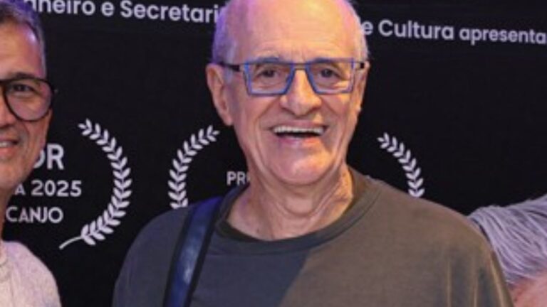 Aos 74 anos, Marcos Caruso faz raríssima aparição pública com o marido em evento no Rio