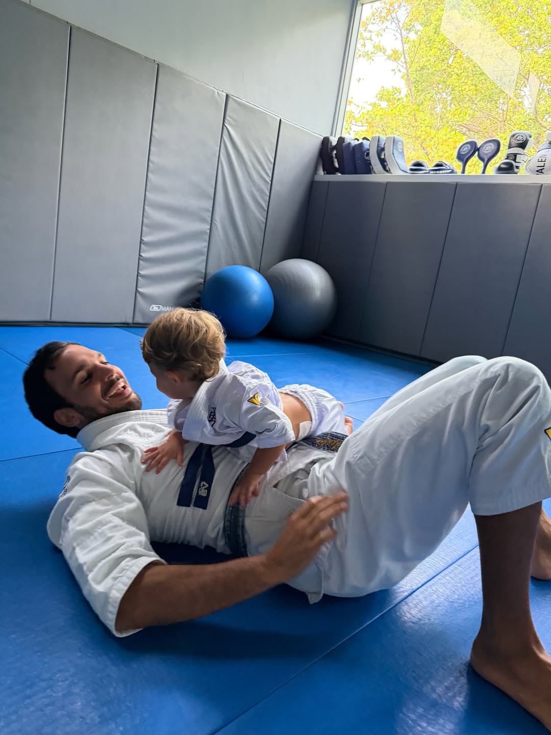 Joaquim Valente com o filho, fruto da união com Gisele Bündchen - Foto: Reprodução / Instagram @gisele