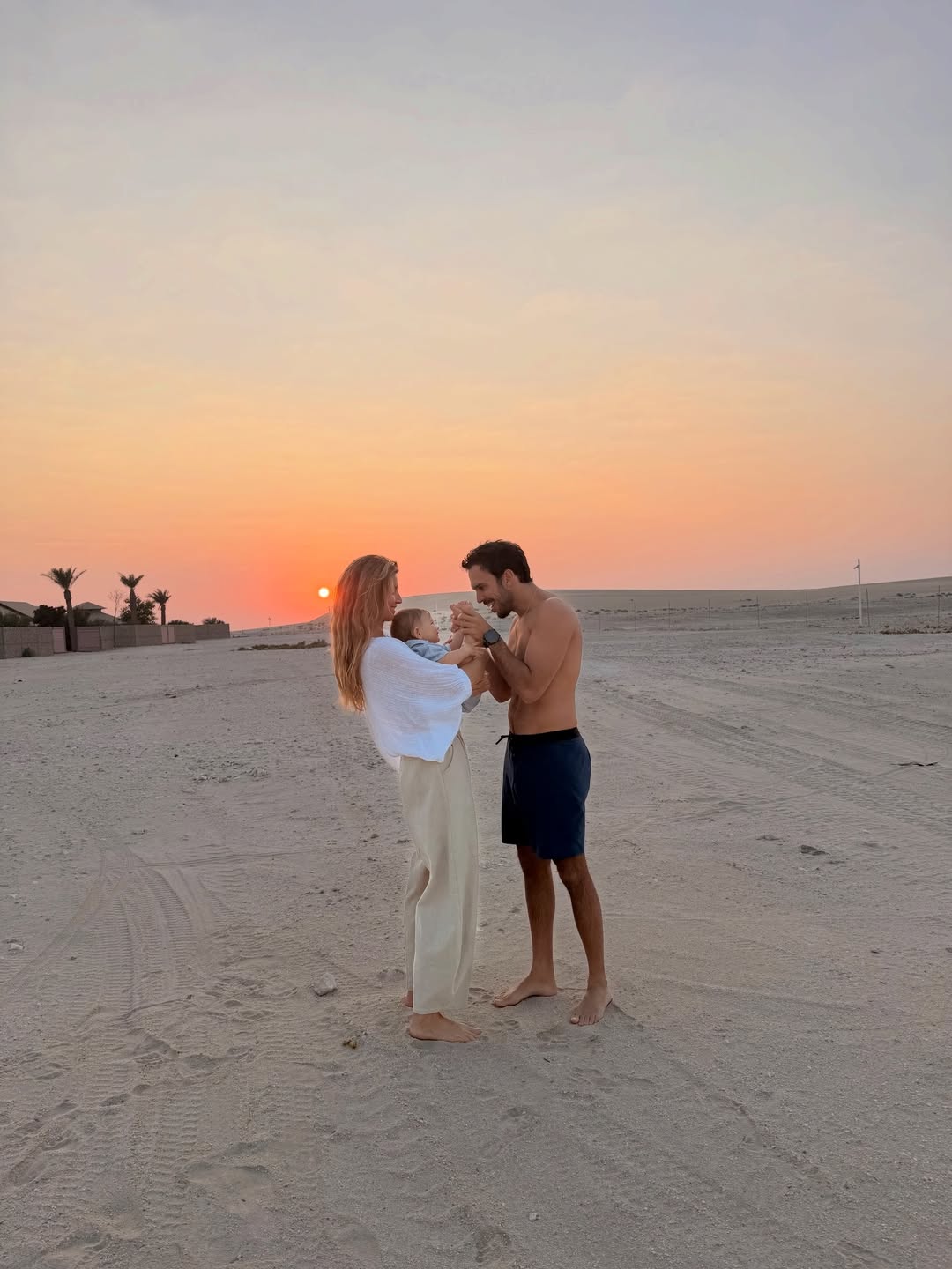 Gisele Bündchen e o marido, Joaquim Valente, com o filho do casal - Foto: Reprodução / Instagram @gisele