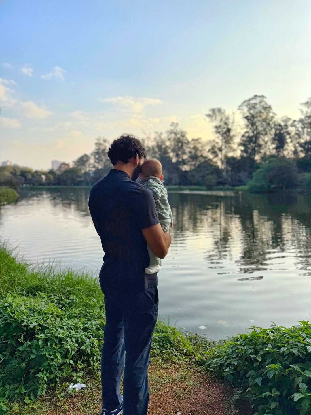 Joaquim Valente com o filho, fruto da união com Gisele Bündchen - Foto: Reprodução / Instagram @gisele