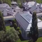 Astro da Copa do Mundo vive em mansão de R$ 60 milhões com campo de golfe e cinema privativos