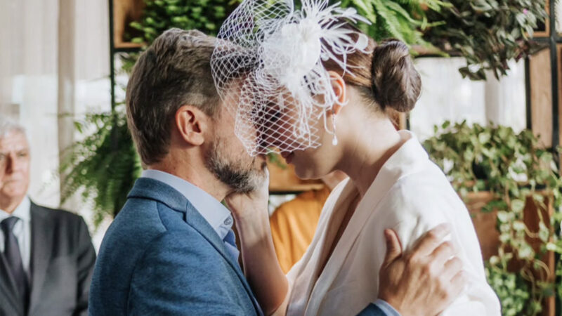 Apresentadora que pediu demissão da Globo completa 1 ano de casamento