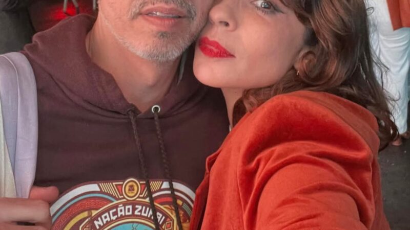 Aos 50 anos, atriz que retornou às novelas após uma década exibe foto rara com o namorado
