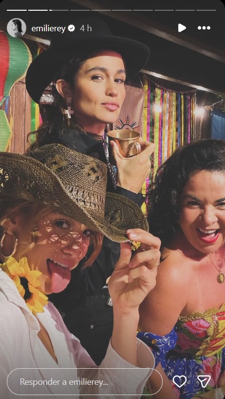 Nanda Costa com Emilie Rey e uma amiga - Foto: Reprodução / Instagram @emilierey