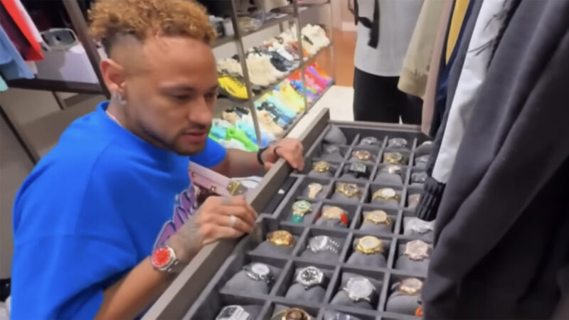 Neymar Jr com seus relógios - Foto: Reprodução / Instagram