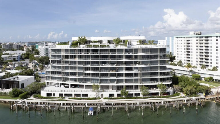 Longe dos campos há 15 anos, jogador de futebol escolheu duplex para viver de frente para o mar em Miami