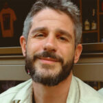 Filho de atriz e maestro, Pedro Neschling vive com deficiência auditiva e conta como aparelho o ajudou a ter vida mais agradável