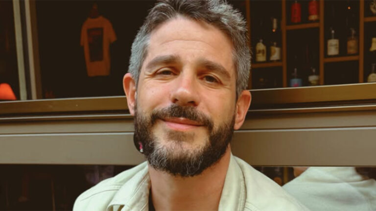 Filho de atriz e maestro, Pedro Neschling vive com deficiência auditiva e conta como aparelho o ajudou a ter vida mais agradável