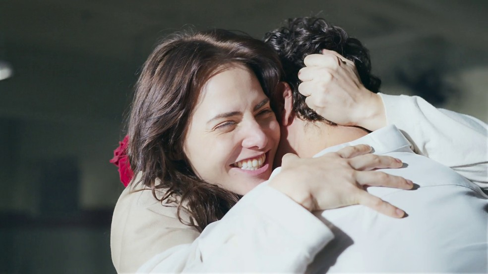 Pedro (Chay Suede) visita Adriana (Leticia Colin) na prisão em Quem Ama Cuida - Foto: Divulgação / Globo