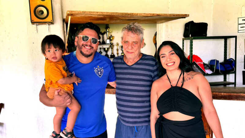Phellipe Marques mostra foto do encontro com Chico Buarque - Foto: Divulgação