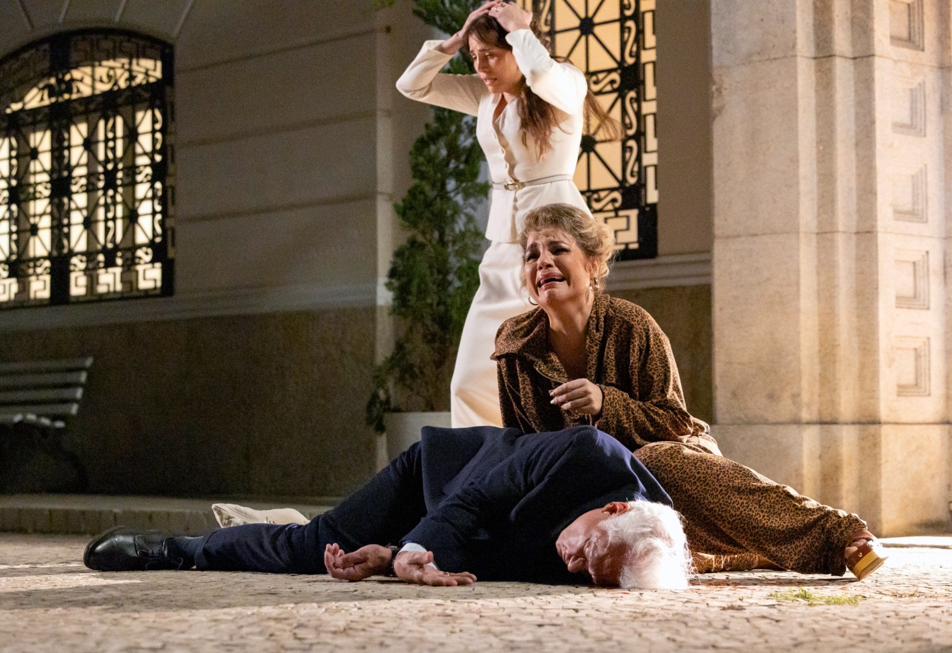 Pilar (Isabel Teixeira) se desespera ao encontrar o irmão morto na noite do casamento com Adriana - Foto: Adriana (Letícia Colin) se depara com o corpo de Arhur Brandão (Antonio Fagundes) - Foto: Globo/Manoella Mello