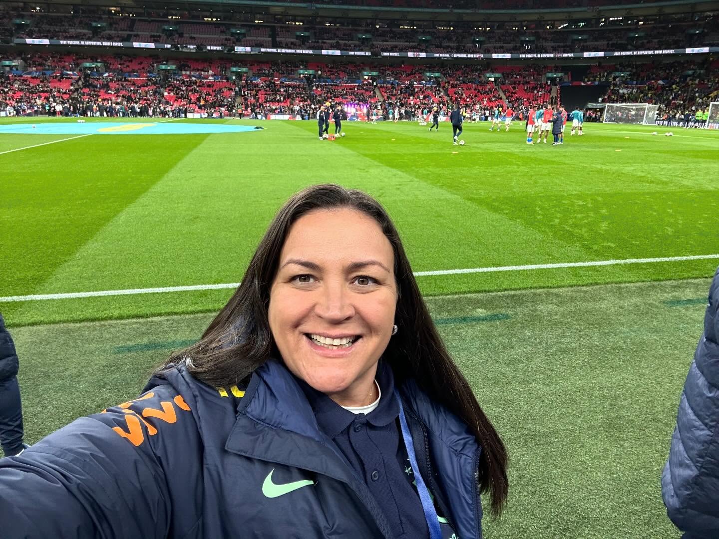 Psicóloga Marisa Santiago acompanha a Seleção na Copa do Mundo - Foto: Reprodução / Instagram @marisantiagopsi 