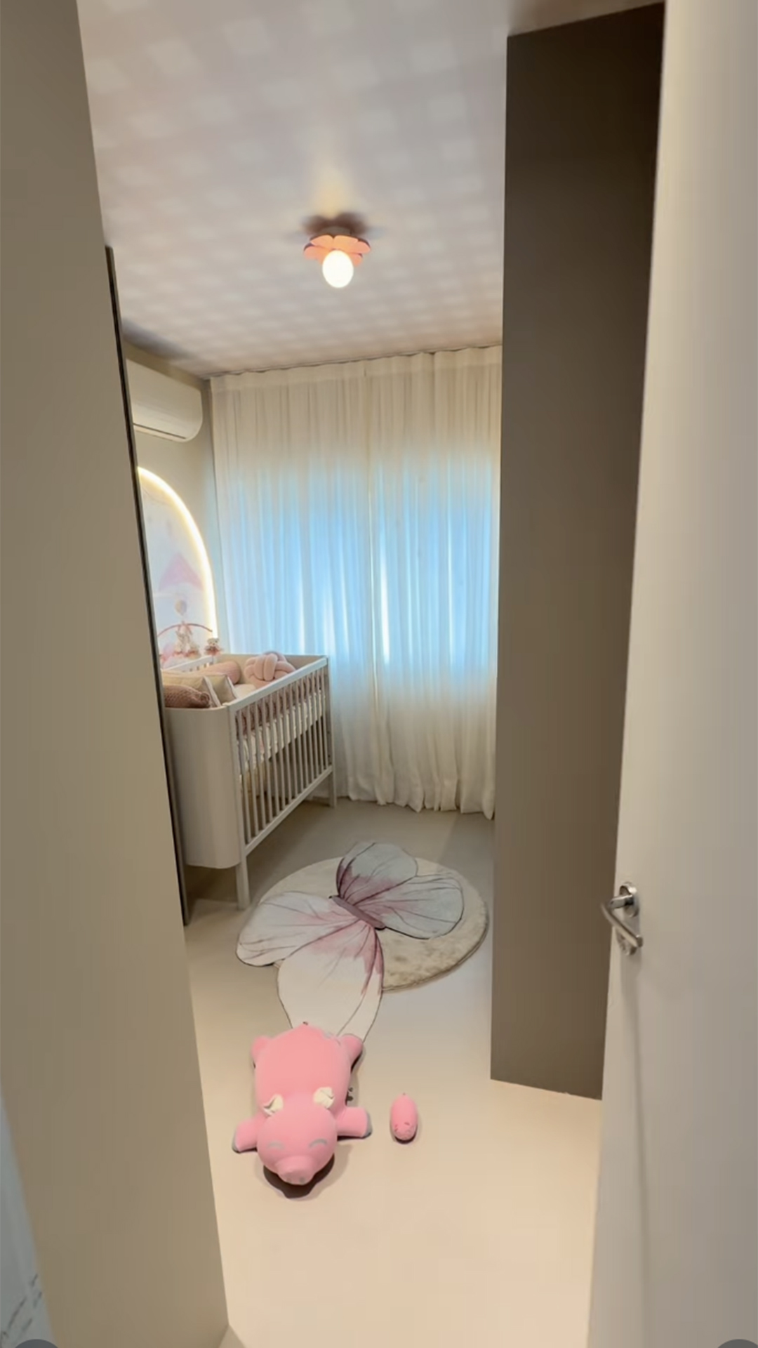 Ex-BBBs Laís e Gustavo mostram o quarto da filha - Foto: Reprodução / Instagram