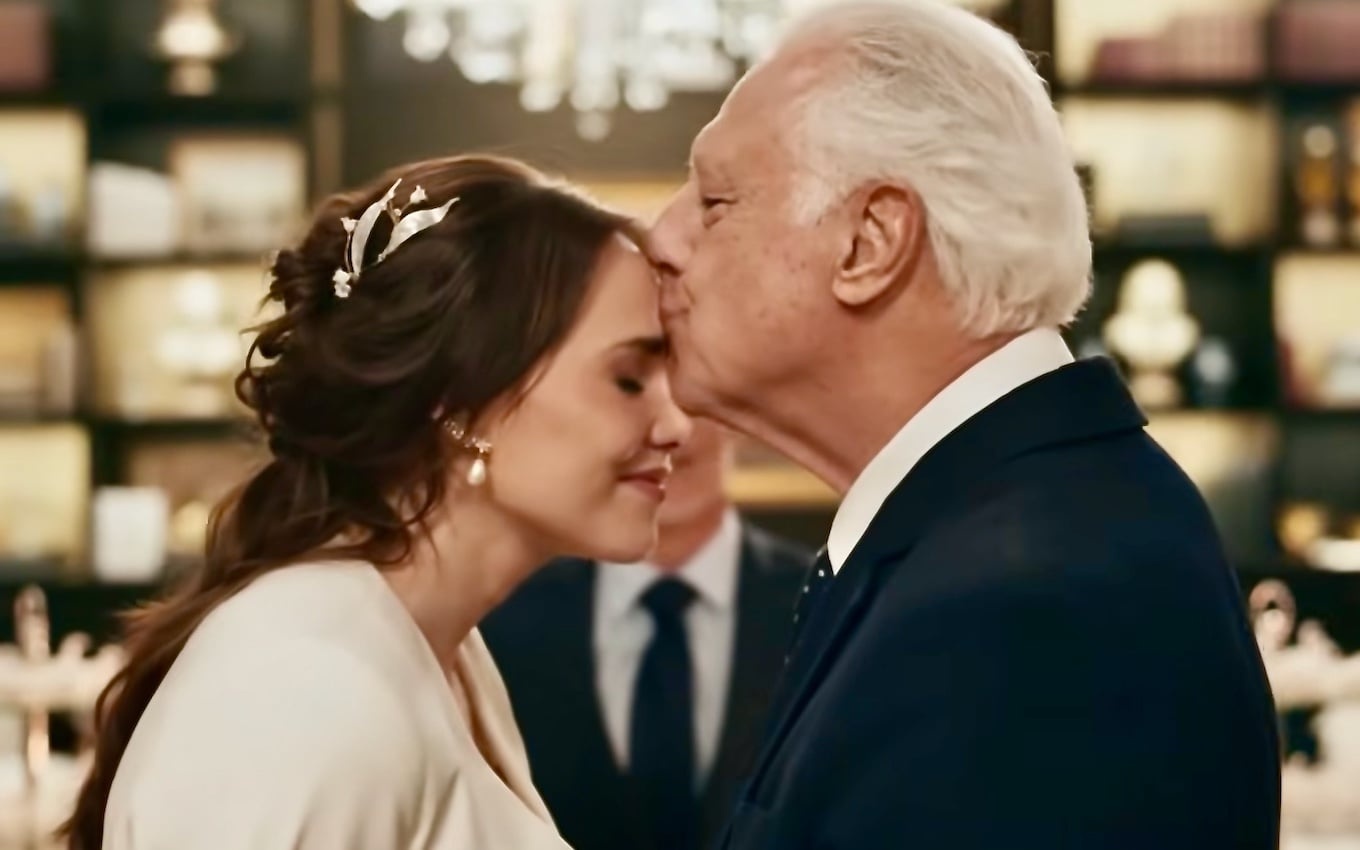 Adriana (Leticia Colin) e Arthur (Antonio Fagundes) em Quem Ama Cuida - Foto: Reprodução / TV Globo