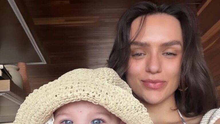Aos 4 meses, filha de Rafa Kalimann chama atenção com look de praia