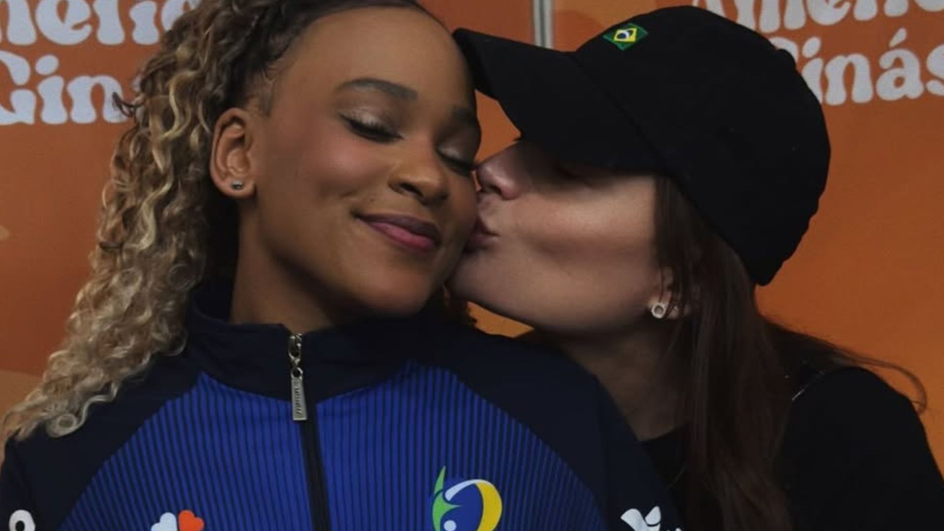 Rebeca Andrade com amiga - Foto: Reprodução / Instagram @rebecarandrade