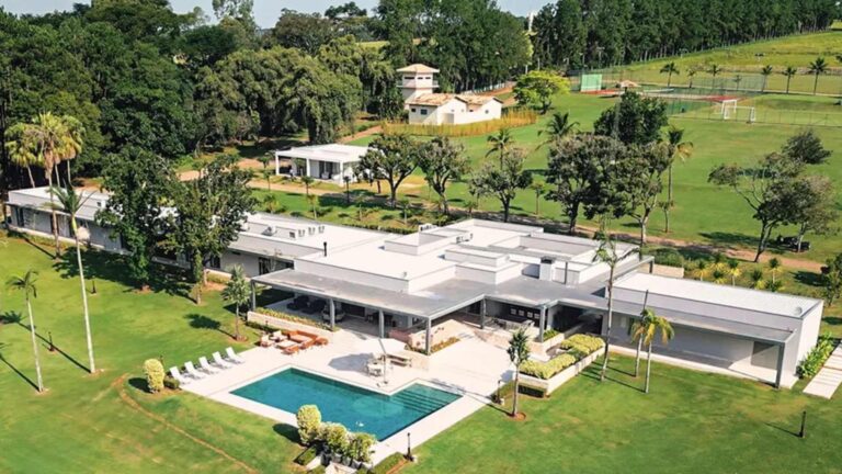 Com mais de 100 hectares, empresário brasileiro mantém fazenda com cinema particular e lago para jet ski