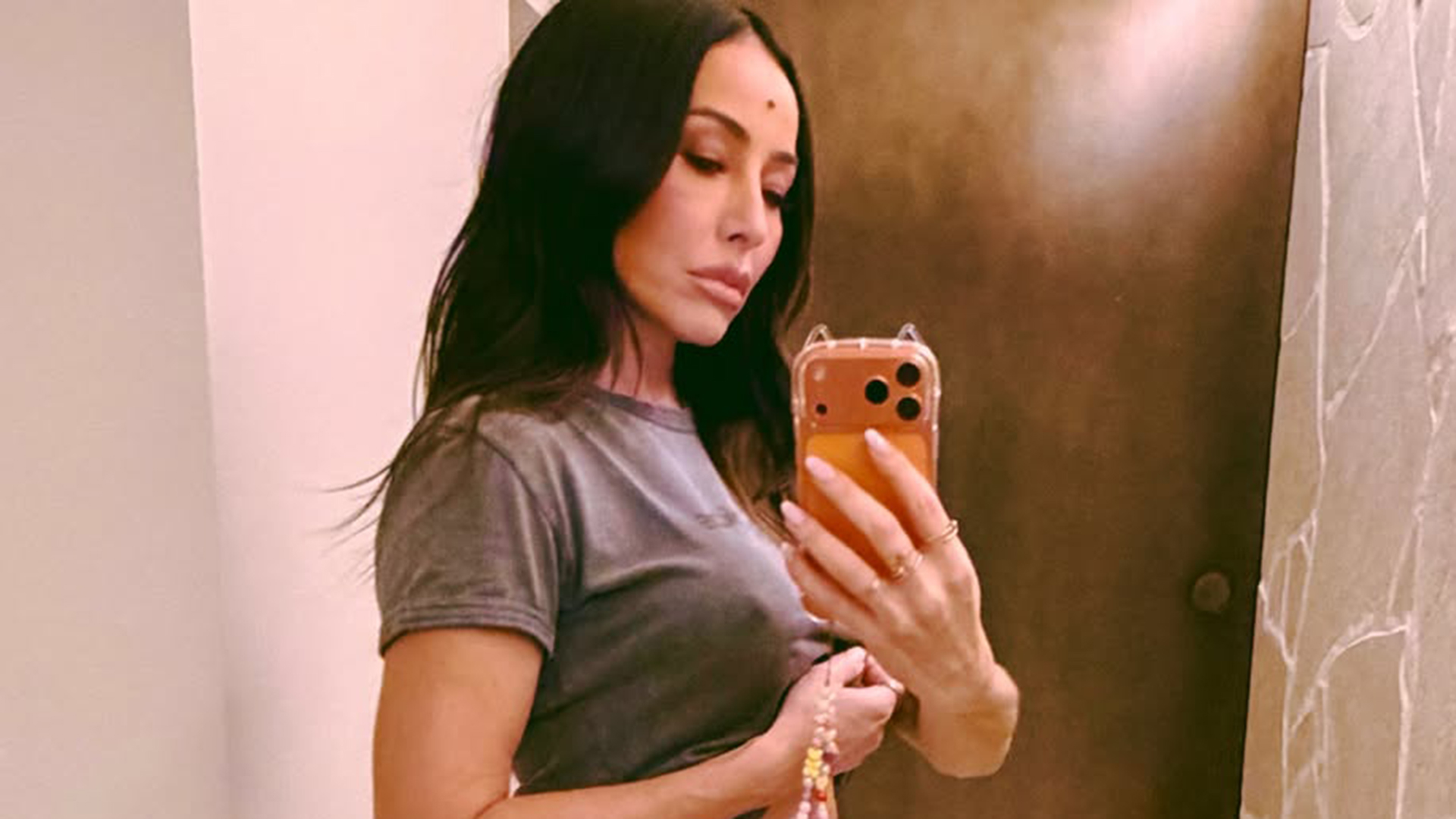 Gr&aacute;vida, Sabrina Sato mostra a barriga pela primeira vez em fotos in&eacute;ditas