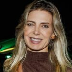 Aos 13 anos, filha de Sheila Mello rouba a cena com beleza e estilo em evento