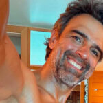 De férias em meio à natureza, Tadeu Schmidt surge sem camisa e exibe os músculos definidos