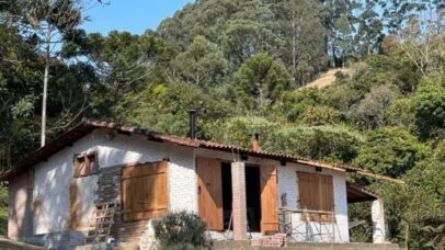 Em meio à natureza, cabana sustentável virou refúgio de atriz brasileira de 44 anos