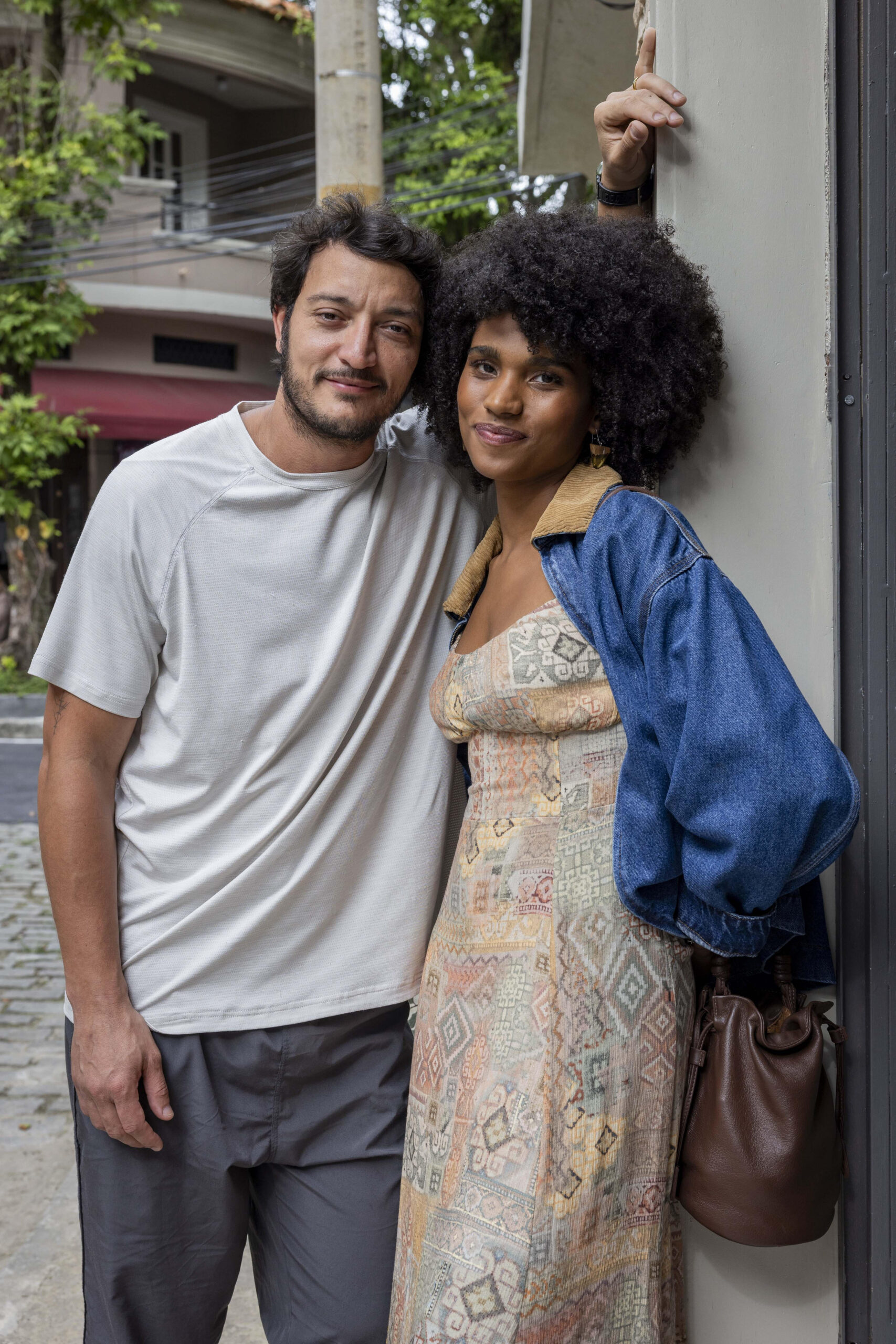 Elenice (Mariana Sena) e Tom (Allan Souza Lima)