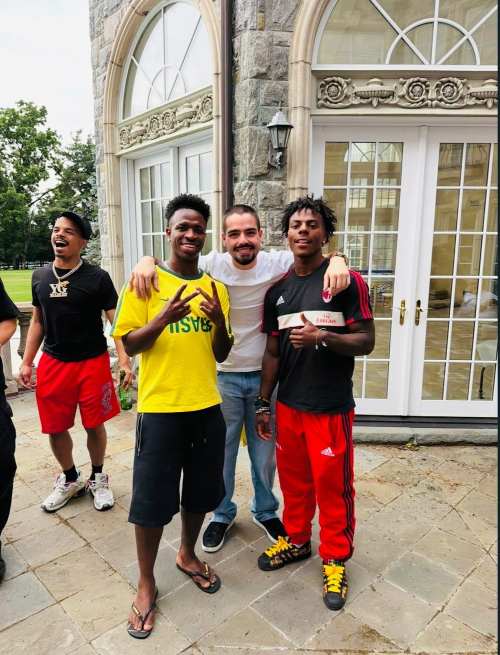 Vini Jr recebeu João Silva e Speed na mansão em que sua família está hospedada - Foto: Reprodução / Instagram