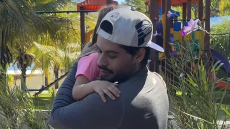 Zé Felipe celebra reencontro com os três filhos após temporada das crianças com a mãe