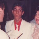 Cantor da foto se casou há 40 anos, perdeu os convites e ficou de fora da própria festa
