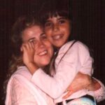 A menina da foto faz sucesso na música; já a mãe foi casada com cantor sertanejo e hoje vive no exterior