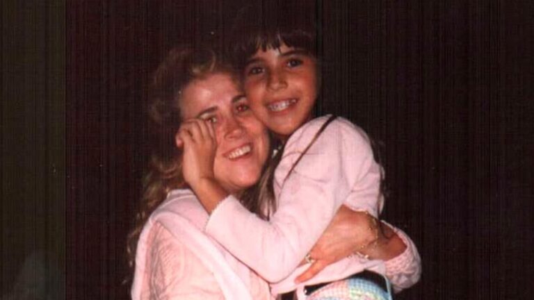 A menina da foto faz sucesso na música; já a mãe foi casada com cantor sertanejo e hoje vive no exterior