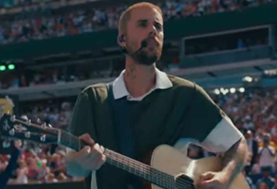 Justin Bieber cantando na final da Copa do Mundo - Foto: reprodução/Globo