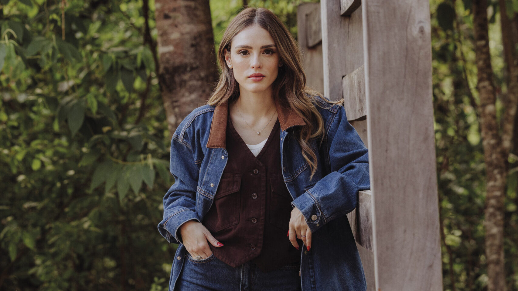 Aos 32 anos, Isabelle Drummond celebra o retorno &agrave;s novelas, abre o cora&ccedil;&atilde;o sobre a vida longe dos holofotes e revela novos planos para a carreira