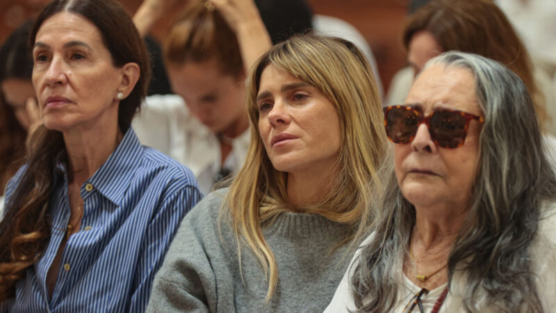 Famosos se re&uacute;nem na missa de 1 ano da morte de Preta Gil